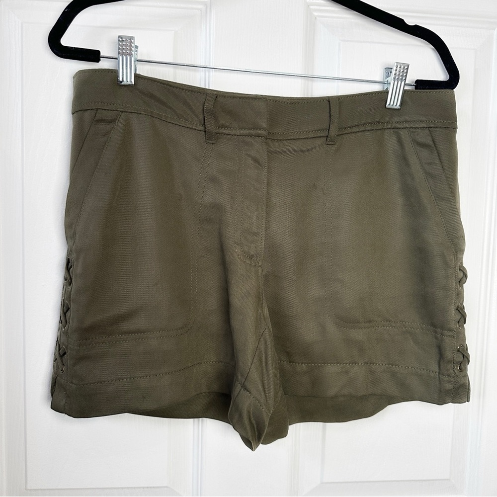 White House Black Market WHBM The 5" Short Lace Up Lyocell Olive Green Women's 8 - Picture 3 of 11